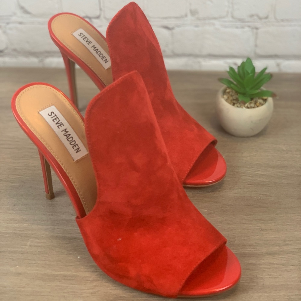 NWT. SteveMadden Red Slide-InHeels